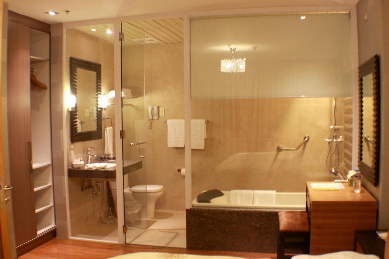 The Royal Mandaya Hotel Davao Luaran gambar