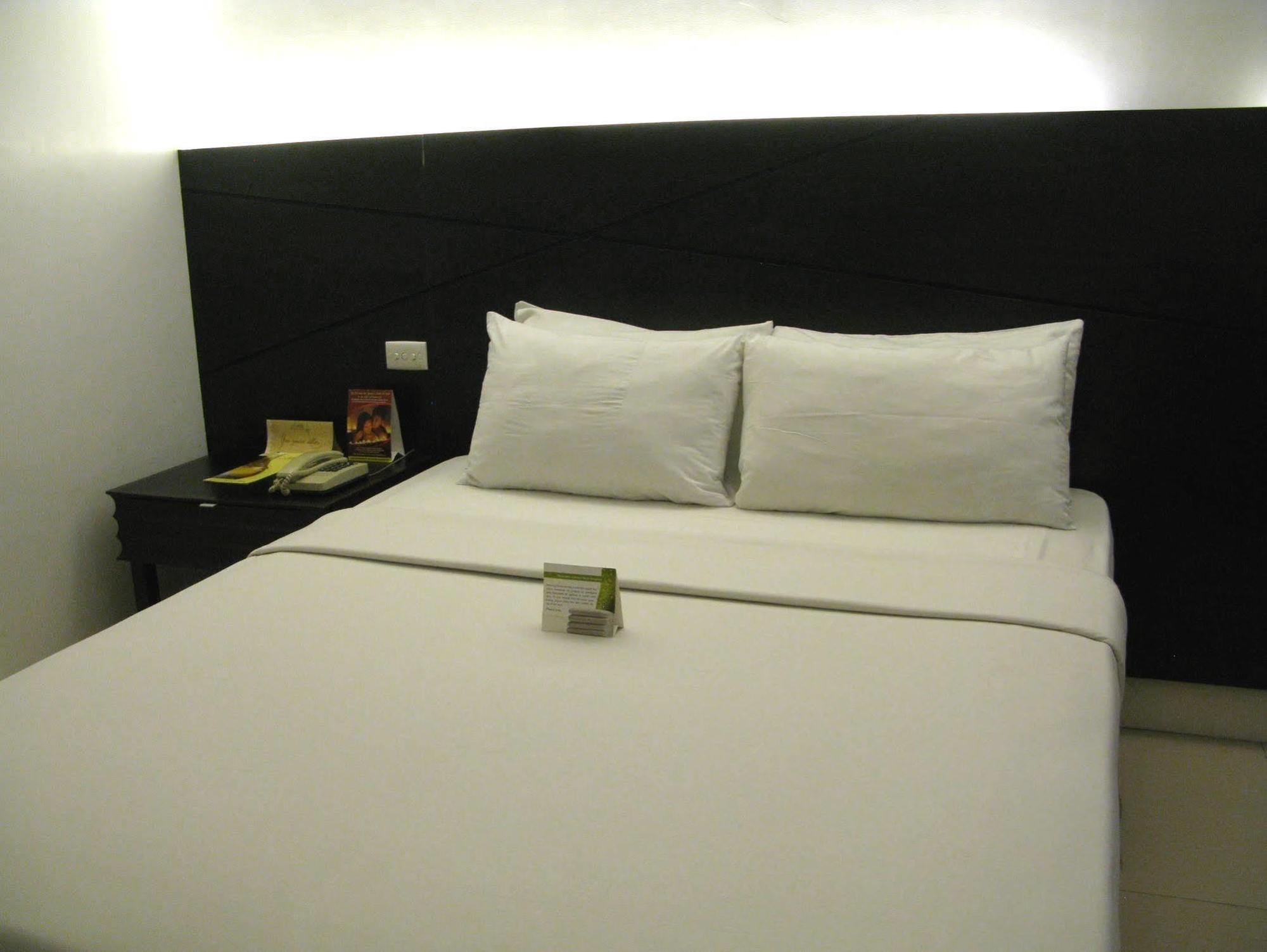The Royal Mandaya Hotel Davao Luaran gambar